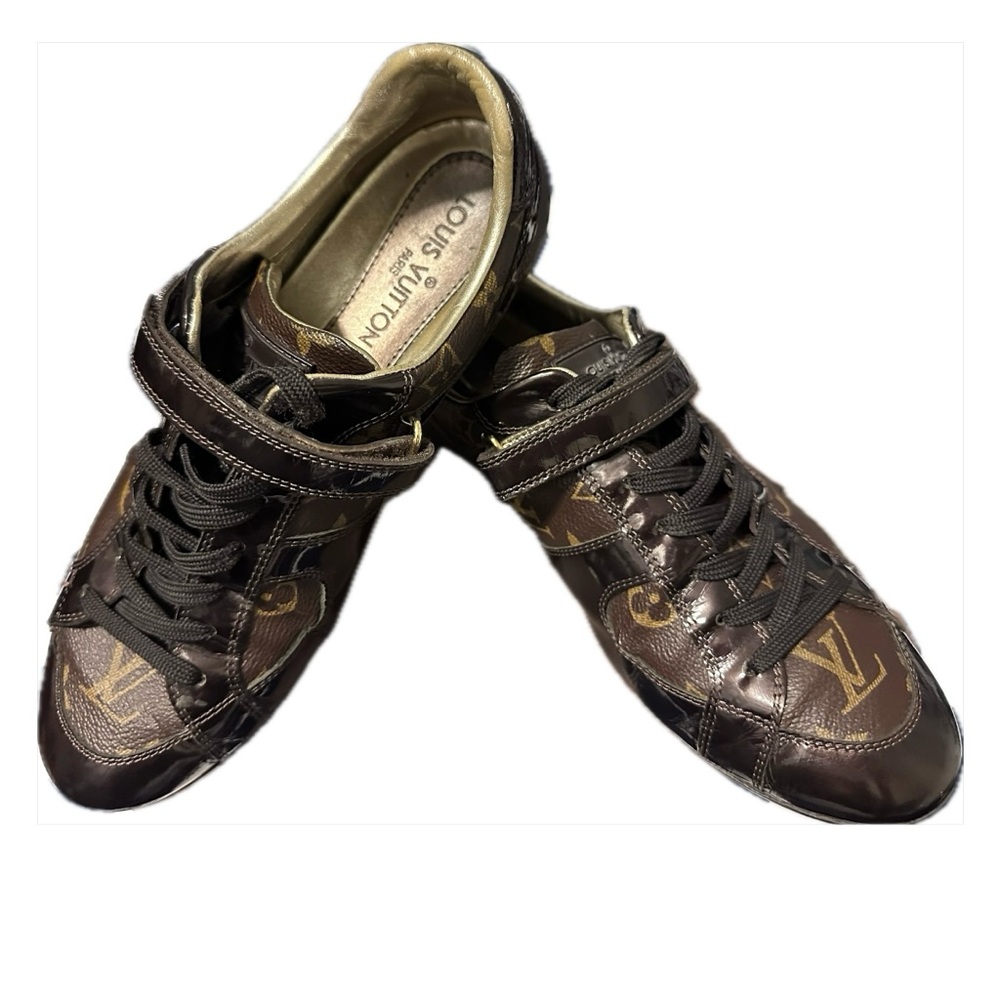 Preowned Louis Vuitton leather sneakers. Size 37.5 (7.5US) minor wear & tear.